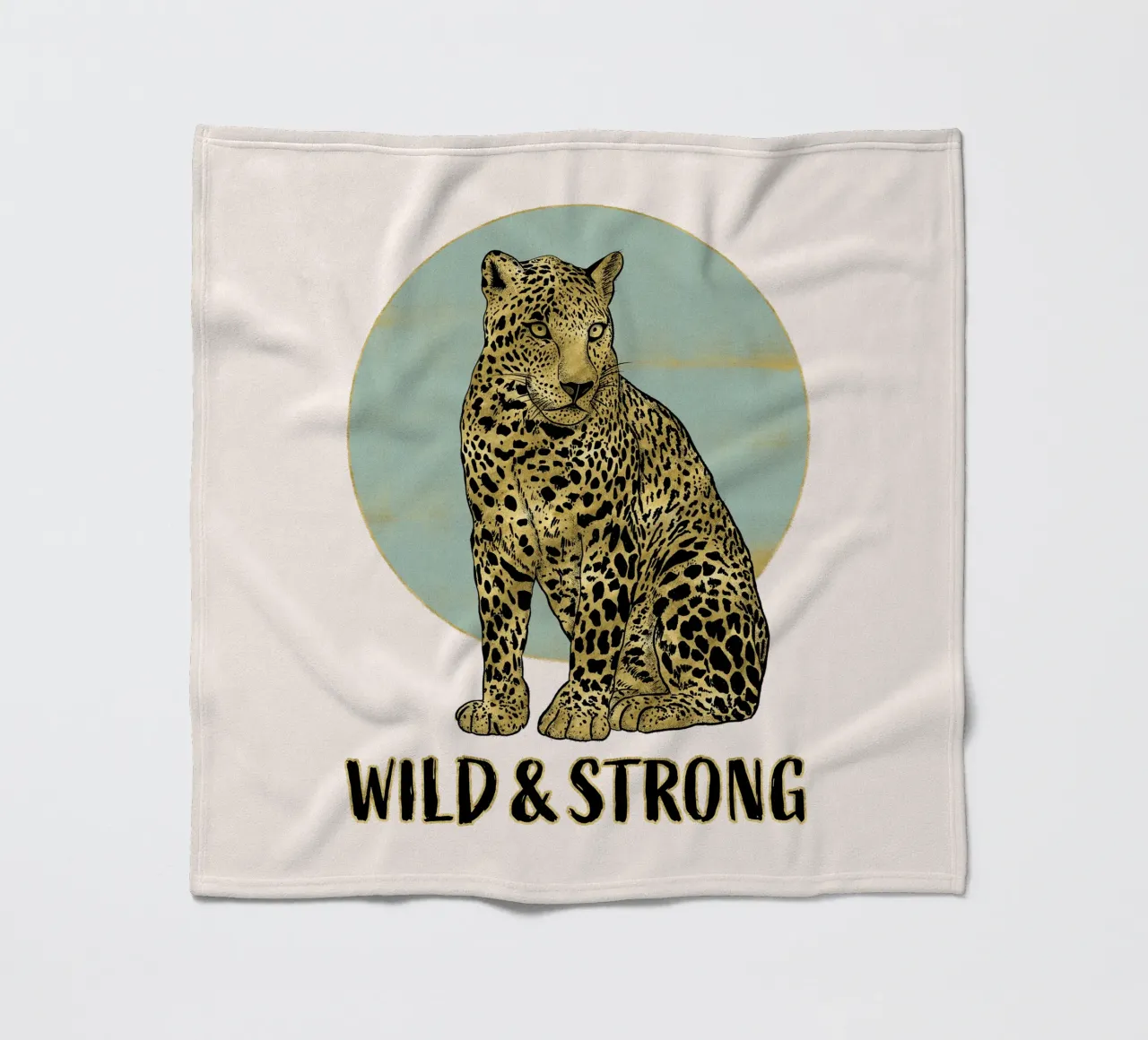 Wild and strong. Majestätisch sitzender Leopard mit Typo. Fleecedecke von CalliLetters