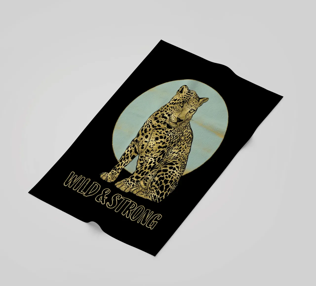 Selvaggio e forte. Maestoso leopardo seduto con refuso. telo mare da CalliLetters