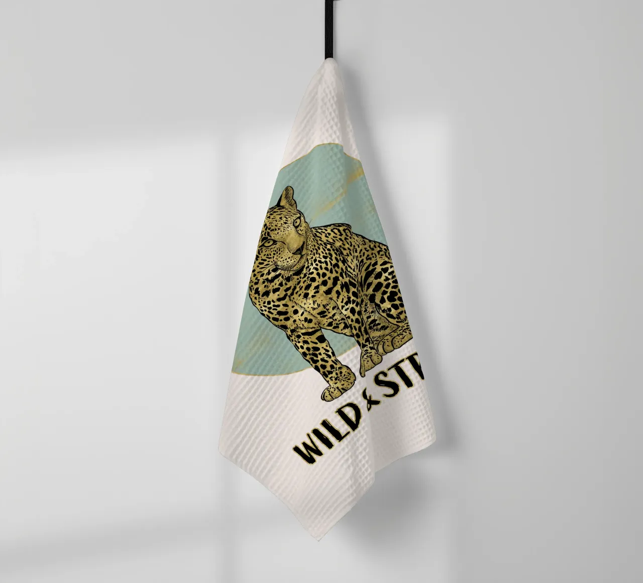Sauvage et fort. Léopard assis majestueux avec typo. torchon de CalliLetters