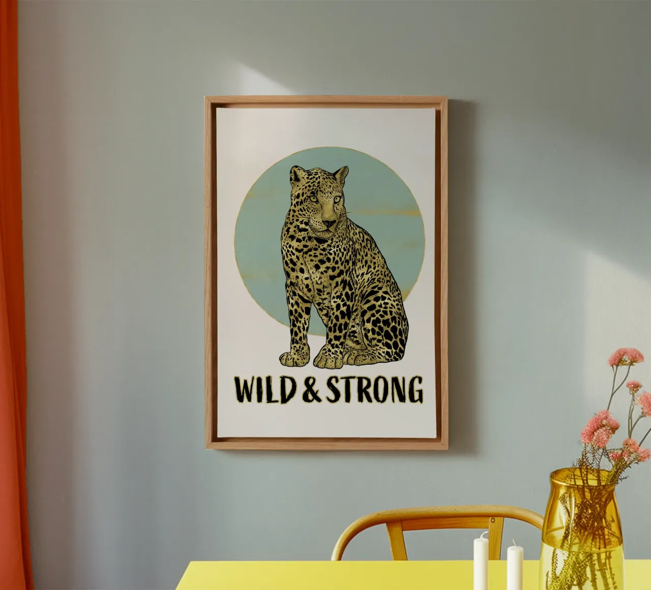 Wild and strong. Majestätisch sitzender Leopard mit Typo. Leinwand mit Schattenfugenrahmen von CalliLetters