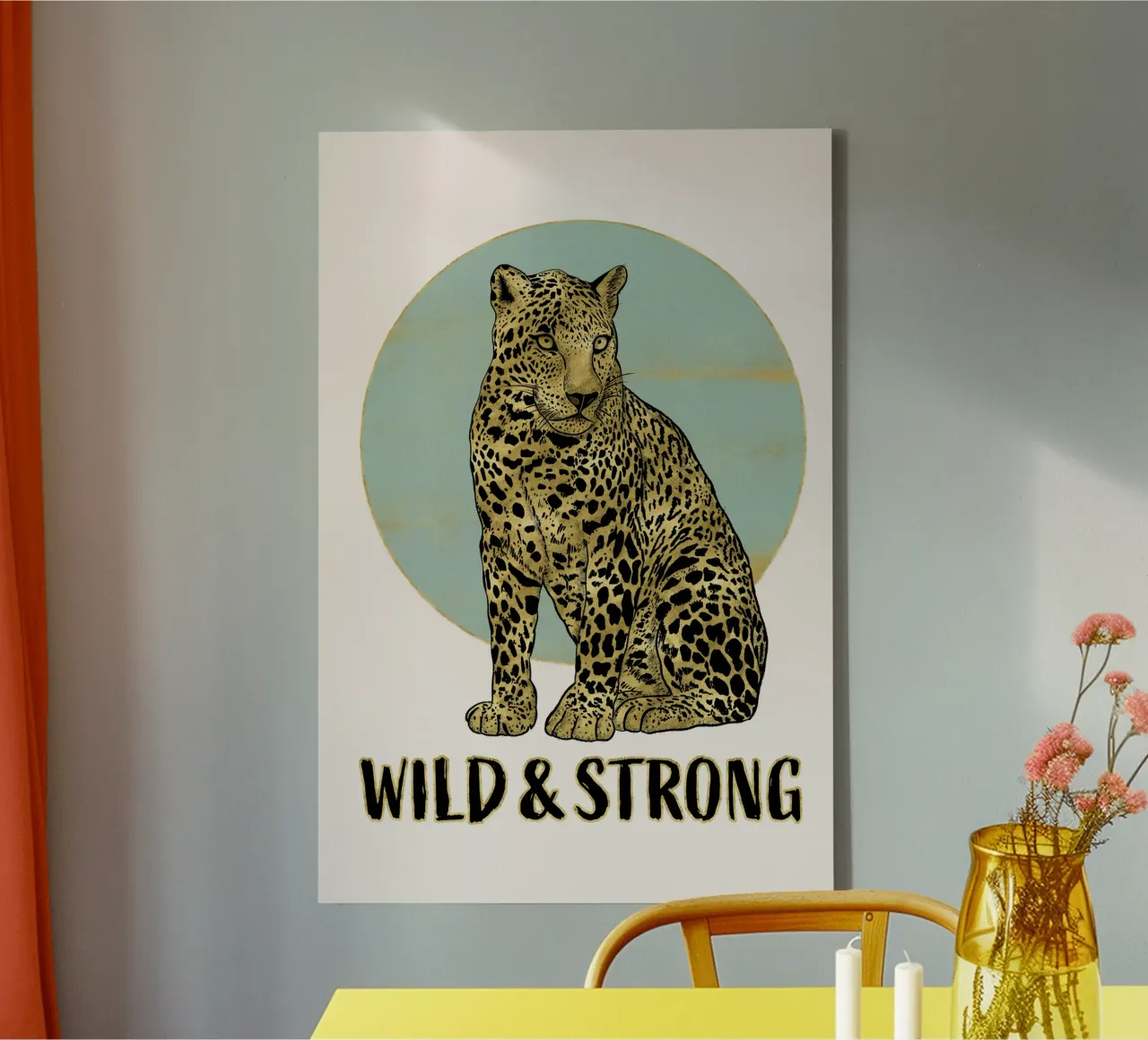 Wild and strong. Majestätisch sitzender Leopard mit Typo. Leinwand mit Schattenfugenrahmen von CalliLetters