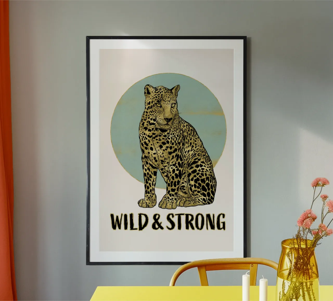Selvaggio e forte. Maestoso leopardo seduto con refuso. poster da CalliLetters