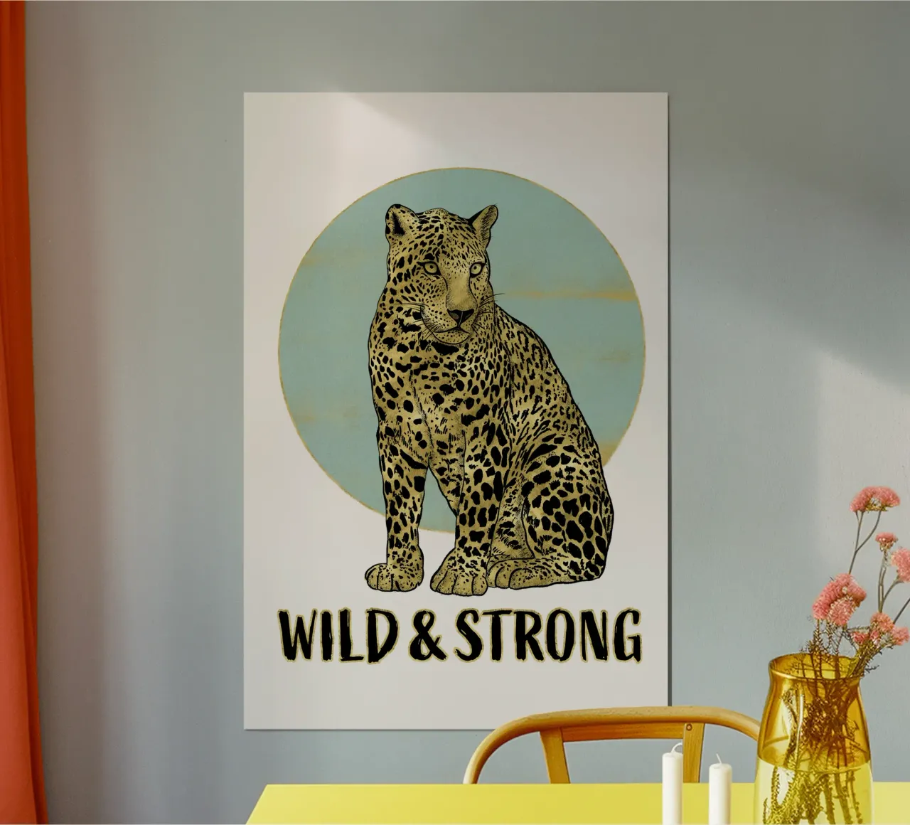 Selvaggio e forte. Maestoso leopardo seduto con refuso. poster da CalliLetters