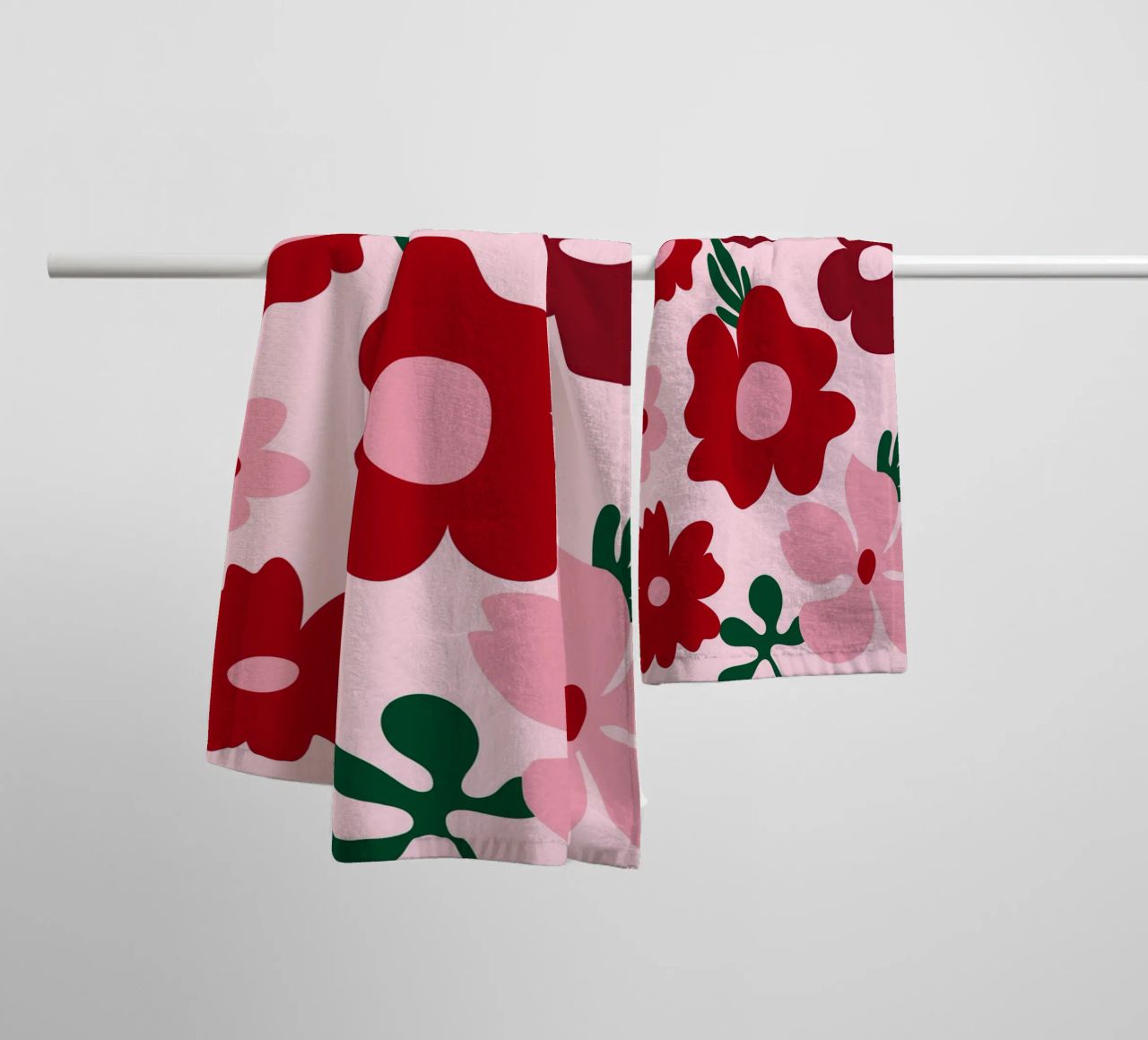 Fleurs abstraites groovy, fleurs rouges colorées serviette de bain de pdigitalprints
