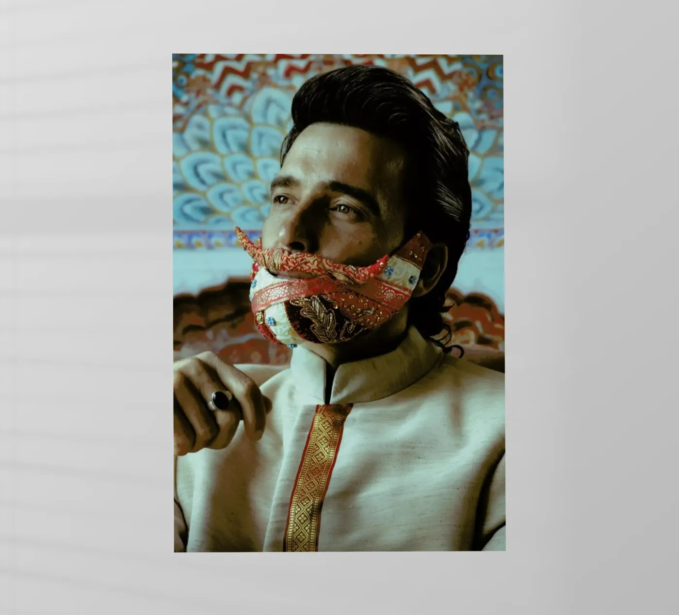 Postiche 1 pellicola backlit da Julian Wolkenstein