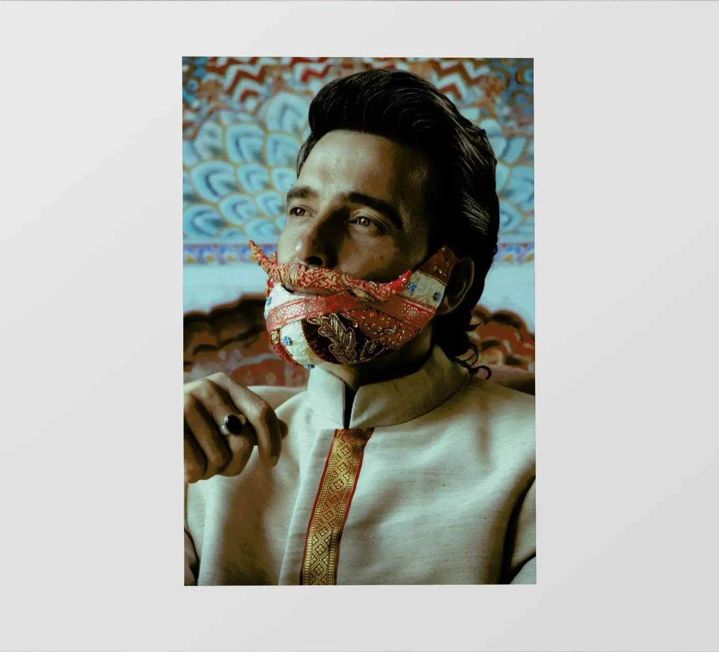 Postiche 1 pellicola backlit da Julian Wolkenstein