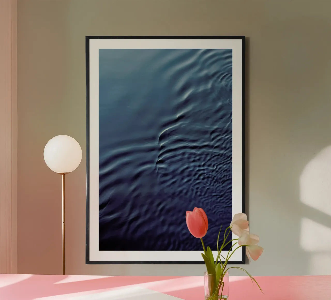 The Curtain poster con telaio in alluminio da Pale Grain