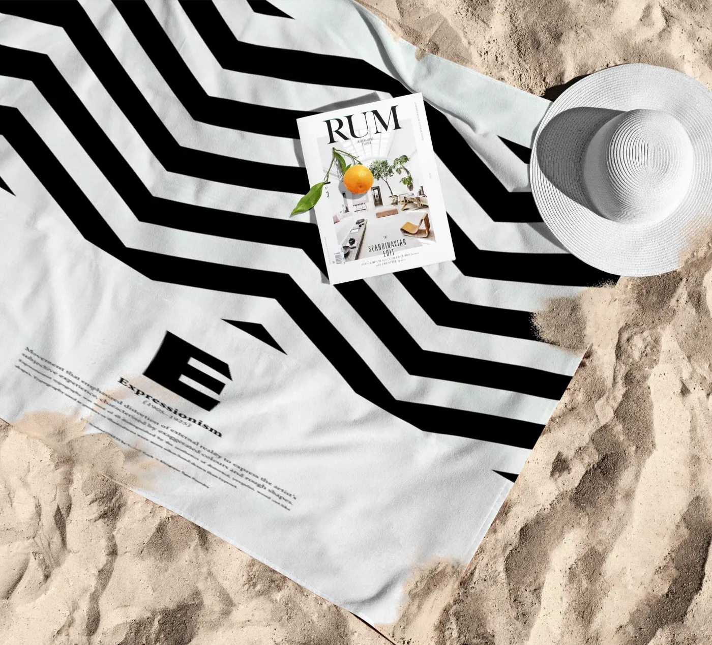 E - Expressionism serviette de plage de The True Type