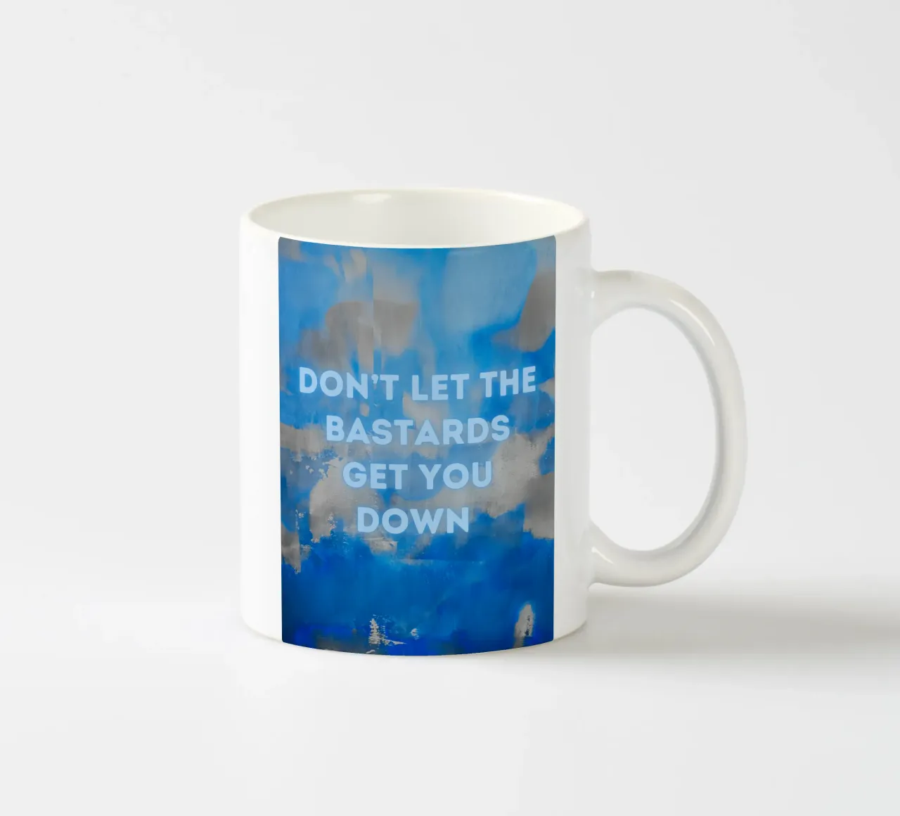 DON'T LET THE BASTARDS GET YOU DOWN Abstracte print Blauwe lucht keramische mok van FABOArt