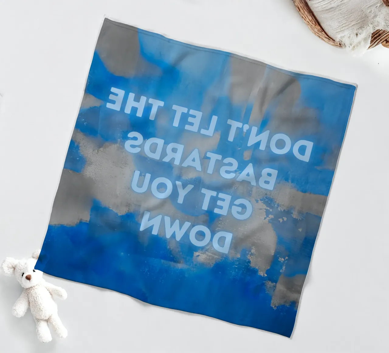 DON'T LET THE BASTARDS GET YOU DOWN Abstracte print Blauwe lucht fleecedeken van FABOArt