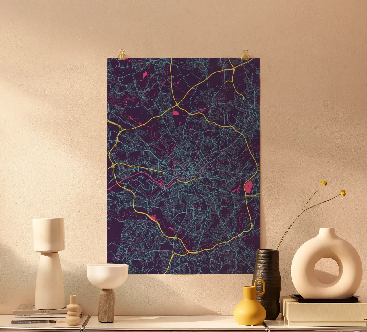 Metropolitan Lines - La mappa della città di Manchester per i giramondo poster con telaio in alluminio da MOOODZART