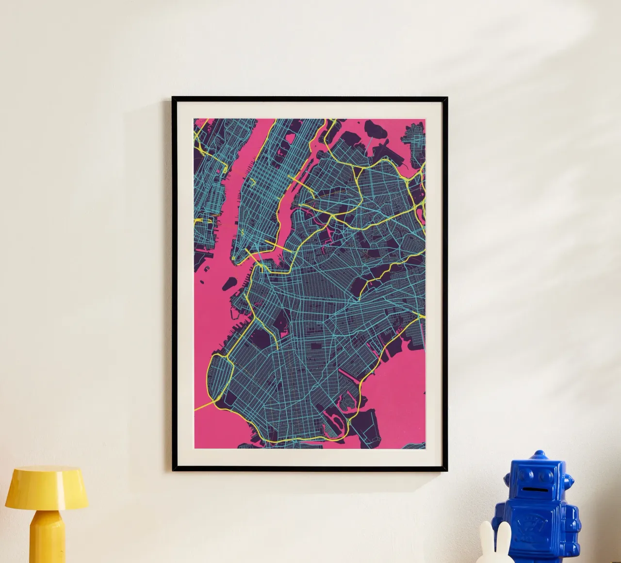 La città che non dorme mai" - New York splendente poster con telaio in plastica da MOOODZART