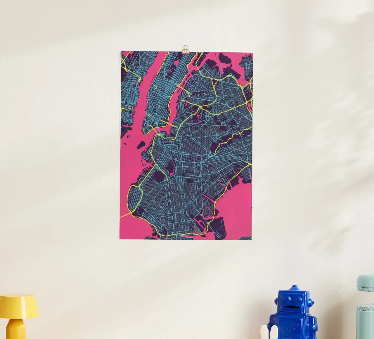 La città che non dorme mai" - New York splendente poster con telaio in plastica da MOOODZART