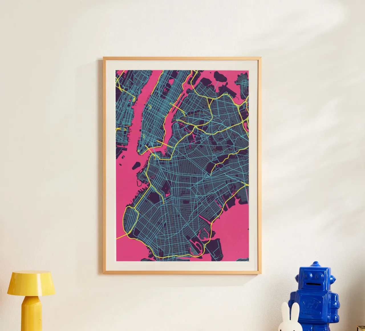 La città che non dorme mai" - New York splendente poster con telaio in plastica da MOOODZART