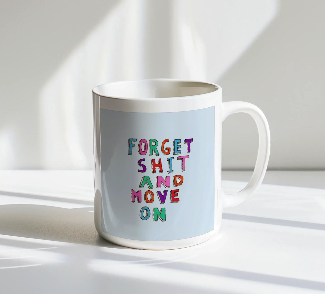 Forget and Move On tazza in ceramica da Vasare Nar