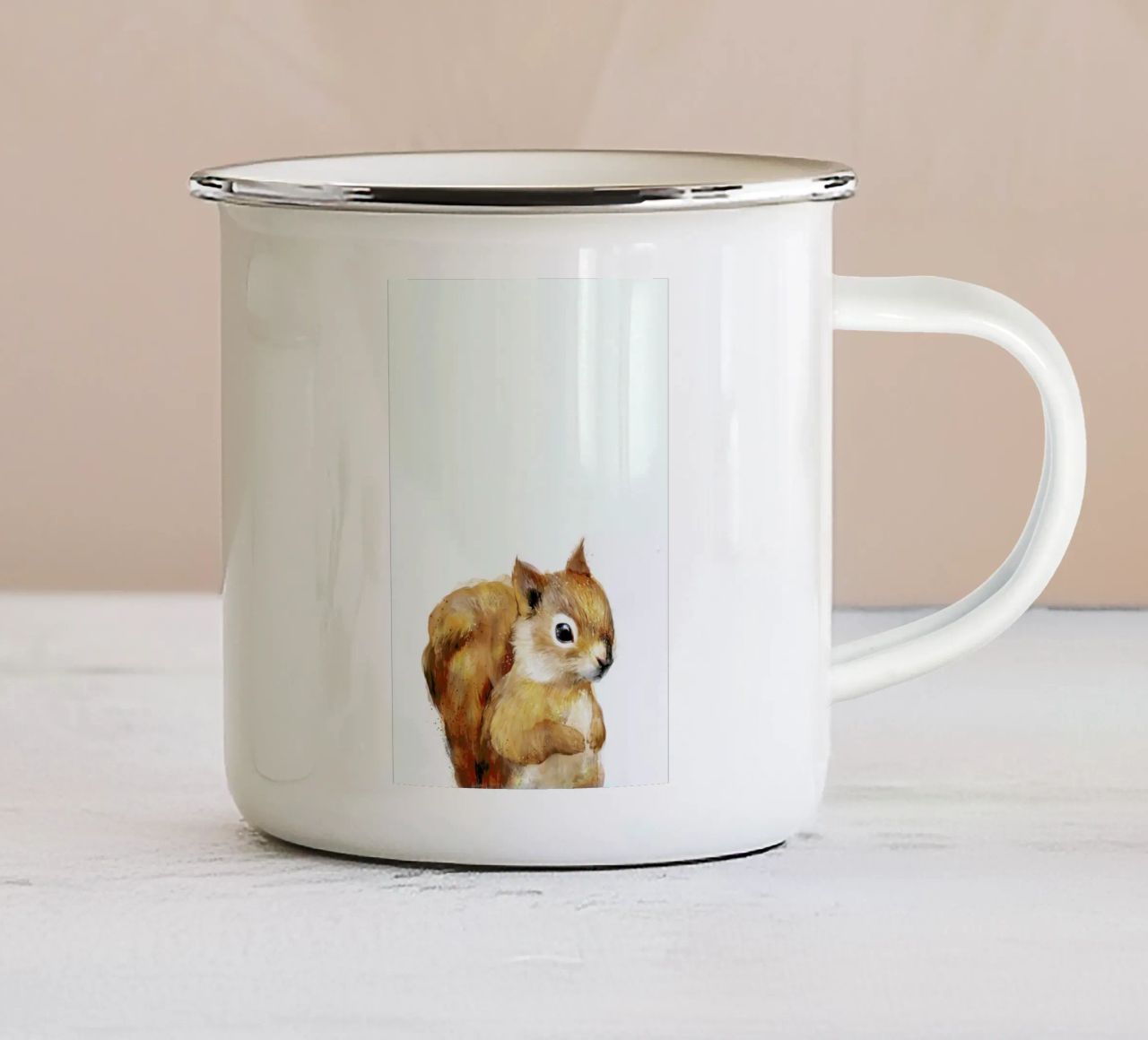 Little Squirrel tazza in smalto da Amy Hamilton