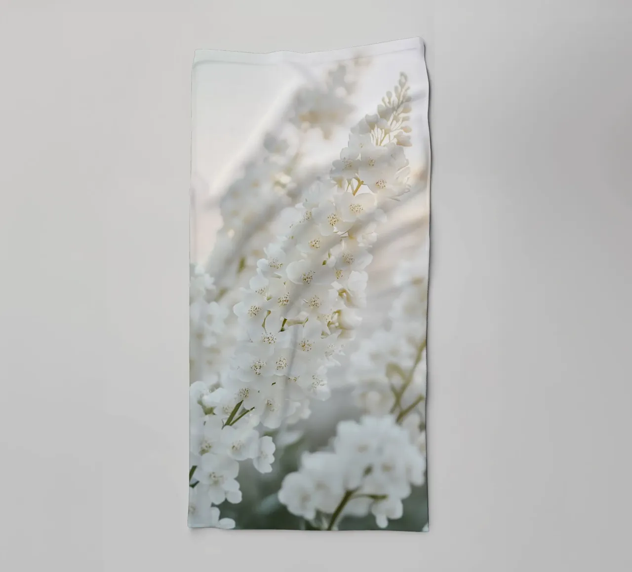 armonia dei fiori bianchi asciugamano da bagno da Carinaprint