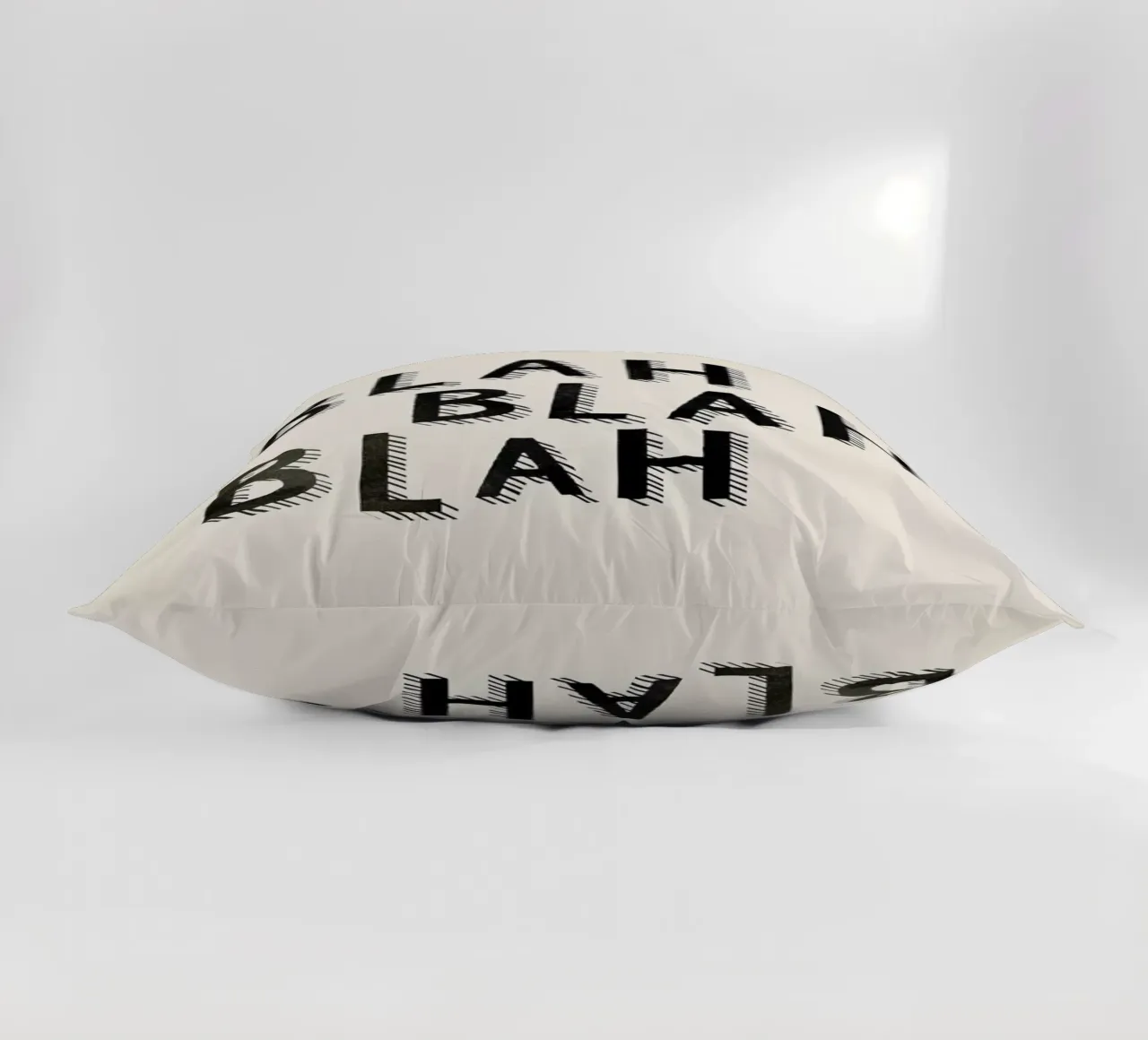 Blah Blah Blah Kissen von Kind of Style