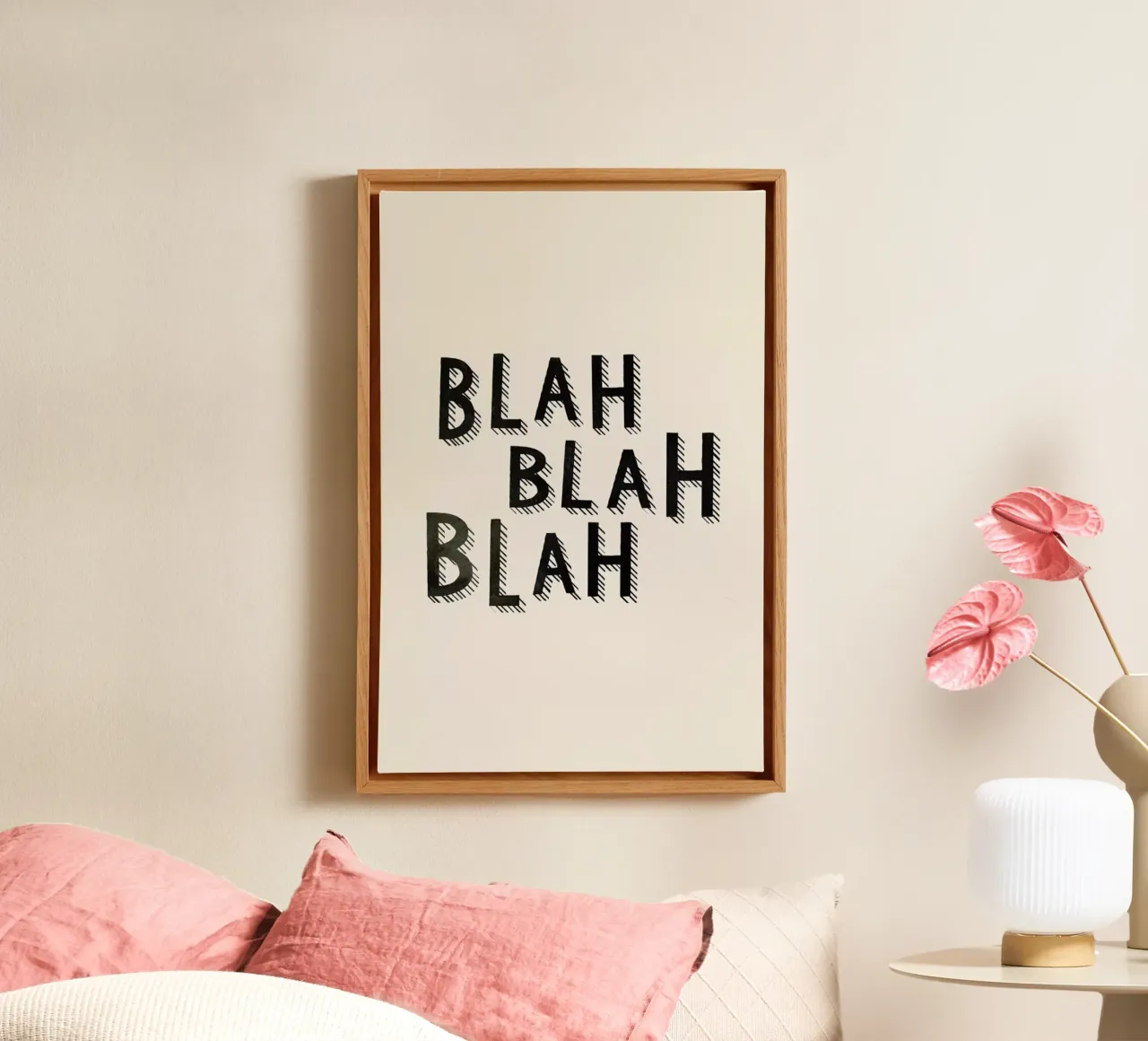 Blah Blah Blah Leinwand mit Schattenfugenrahmen von Kind of Style