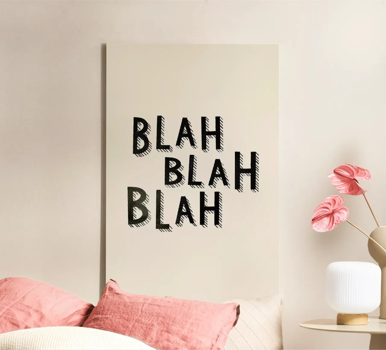 Blah Blah Blah Leinwand mit Schattenfugenrahmen von Kind of Style