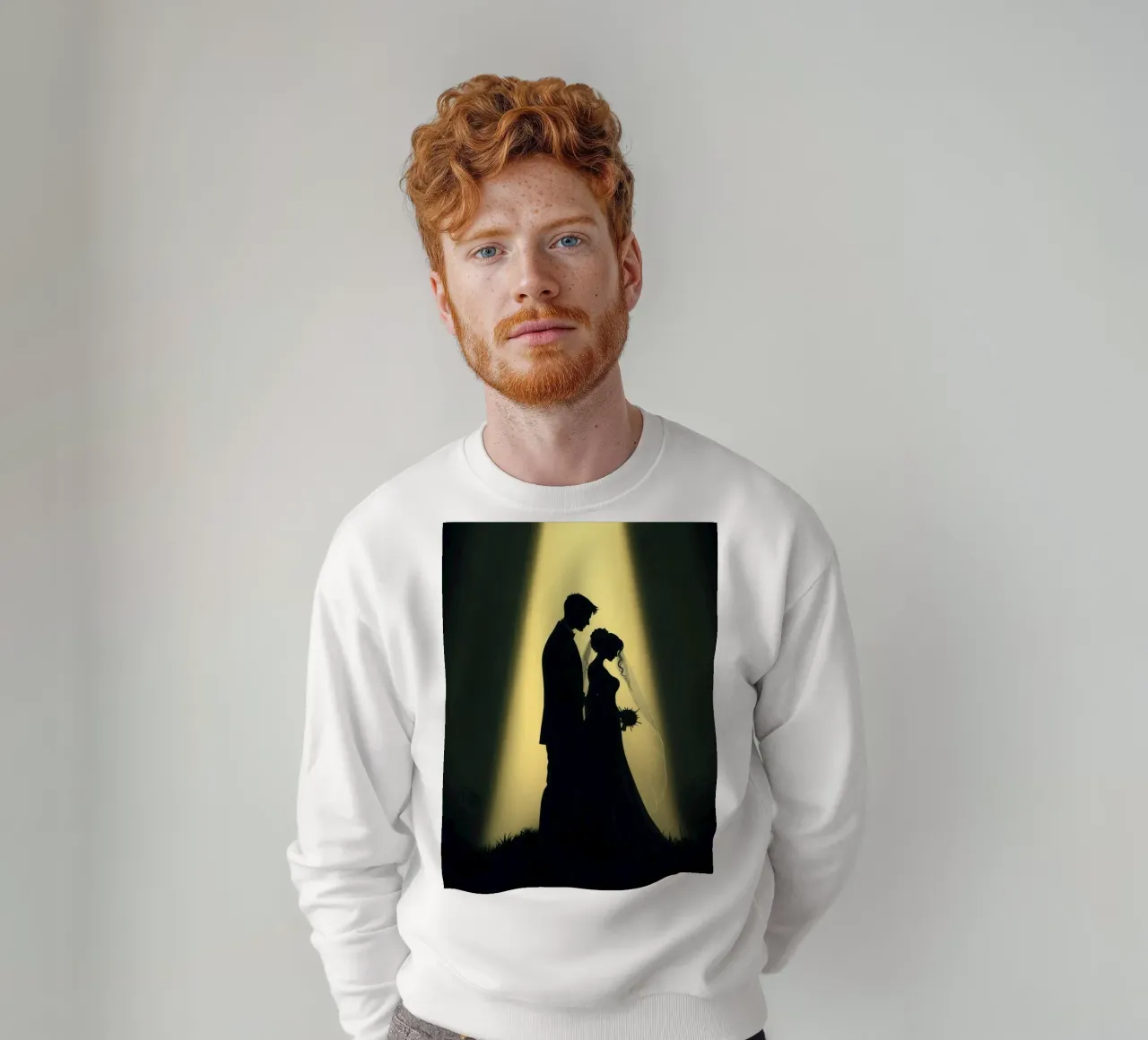 Un couple s'embrasse lors d'une cérémonie de mariage sous une lumière spectaculaire sweat de DesignDoodle