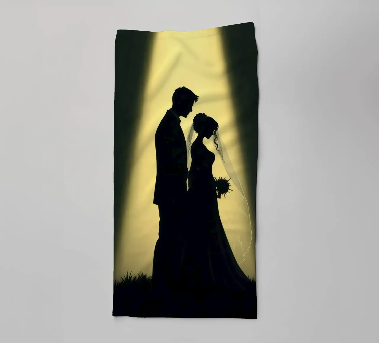 Un couple s'embrasse lors d'une cérémonie de mariage sous une lumière spectaculaire serviette de bain de DesignDoodle