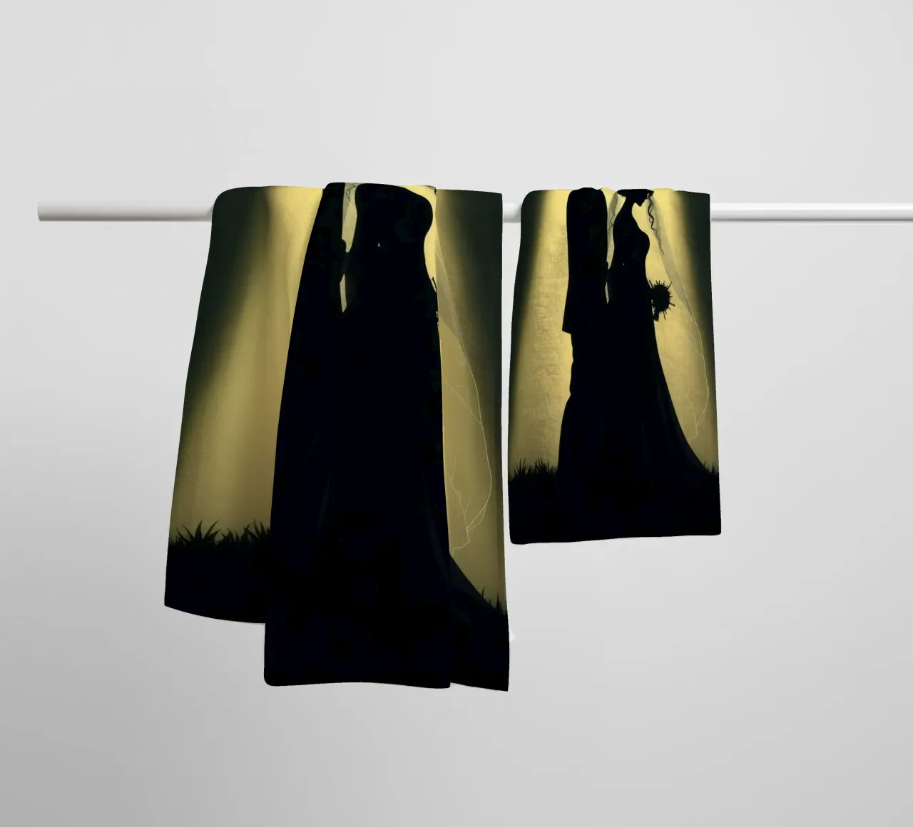 Un couple s'embrasse lors d'une cérémonie de mariage sous une lumière spectaculaire serviette de bain de DesignDoodle