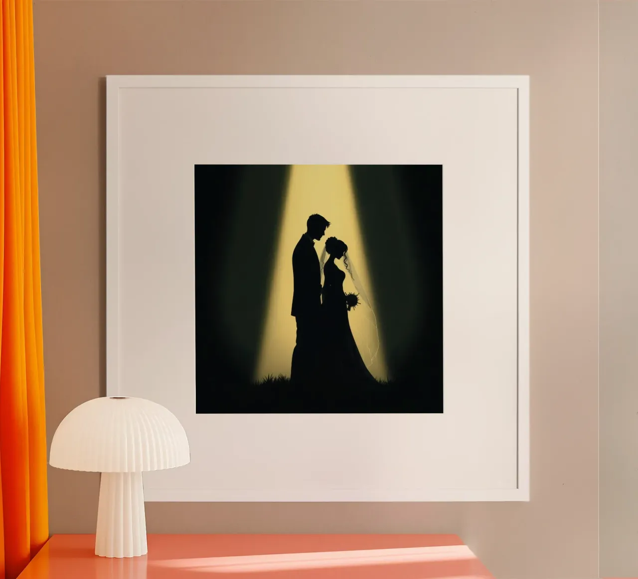 Paar umarmt sich während der Hochzeitszeremonie unter dramatischem Licht Poster mit Aluminium Rahmen von DesignDoodle