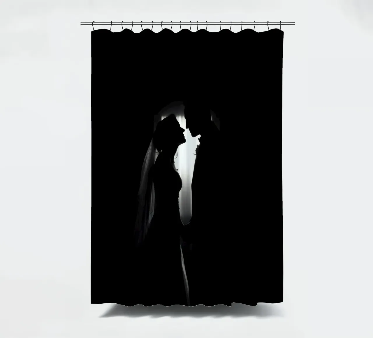 Paar dat een romantisch moment deelt, silhouet, bruiloft douchegordijn van DesignDoodle
