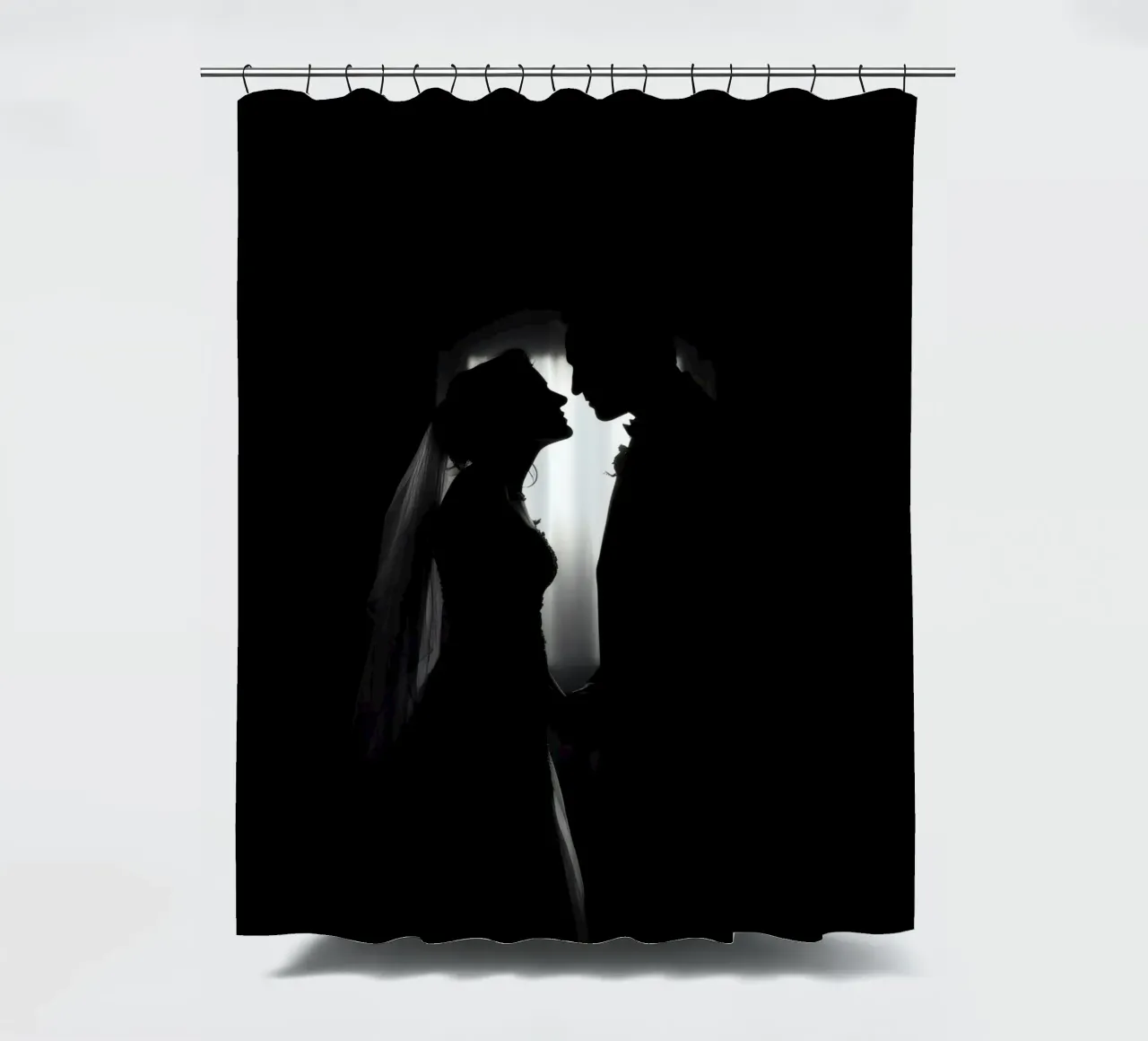 Paar dat een romantisch moment deelt, silhouet, bruiloft douchegordijn van DesignDoodle