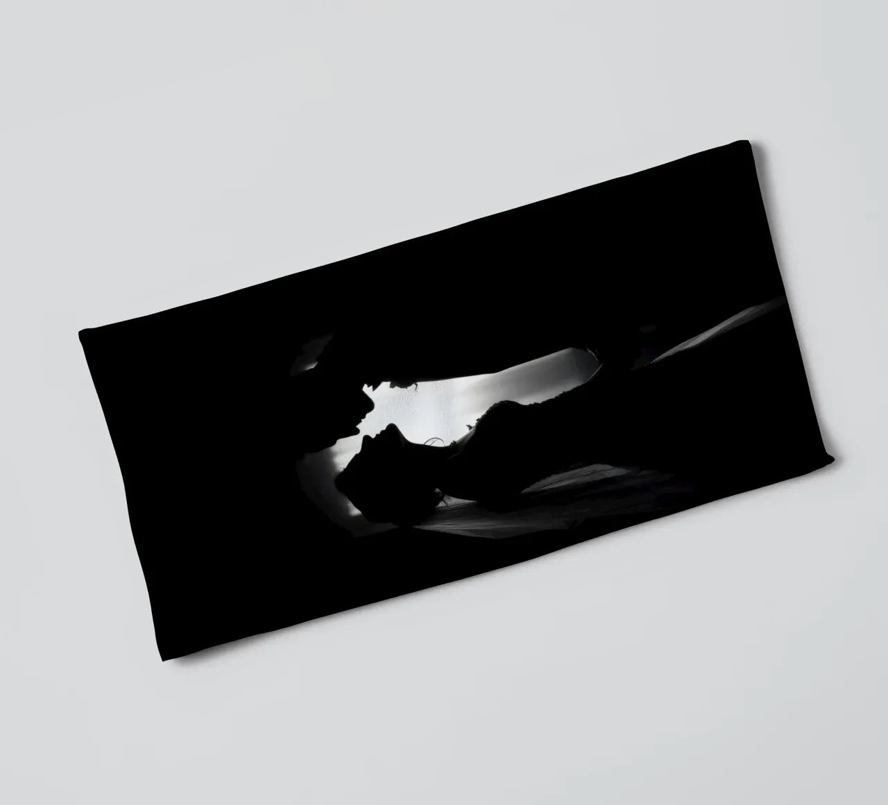 Paar dat een romantisch moment deelt, silhouet, bruiloft badhanddoek van DesignDoodle