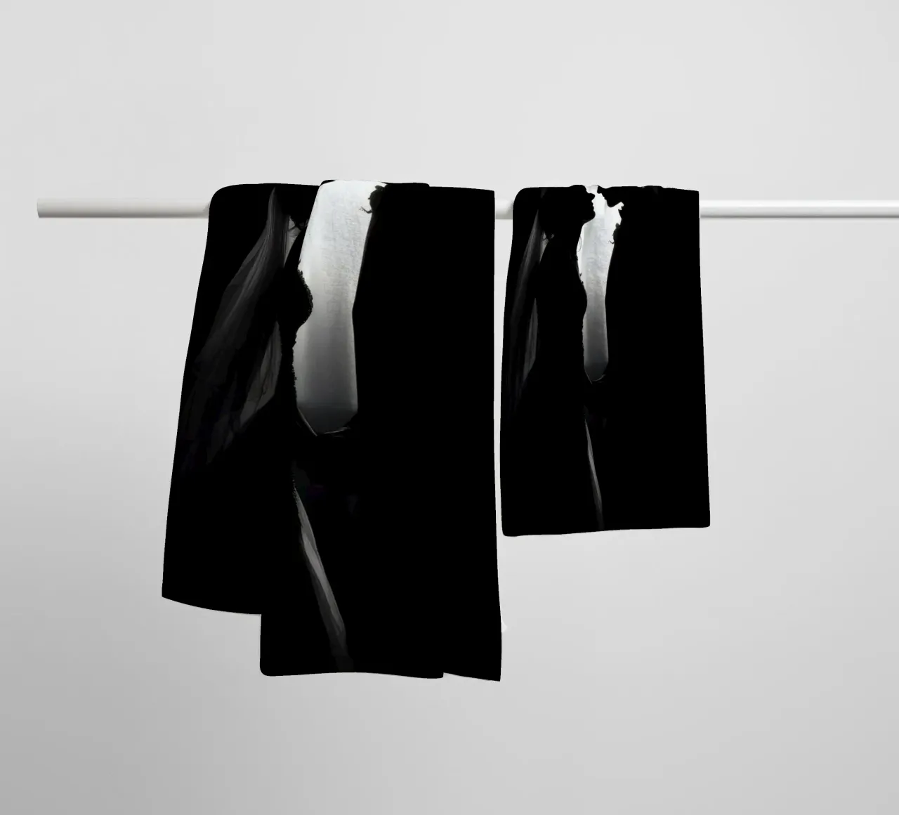 Paar dat een romantisch moment deelt, silhouet, bruiloft badhanddoek van DesignDoodle