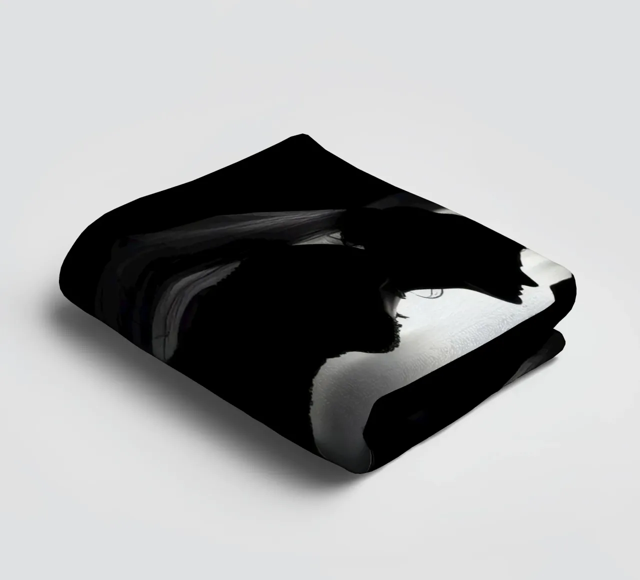 Paar dat een romantisch moment deelt, silhouet, bruiloft badhanddoek van DesignDoodle