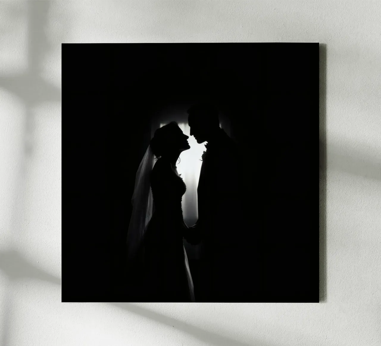 Paar dat een romantisch moment deelt, silhouet, bruiloft canvas met Baklijst van DesignDoodle
