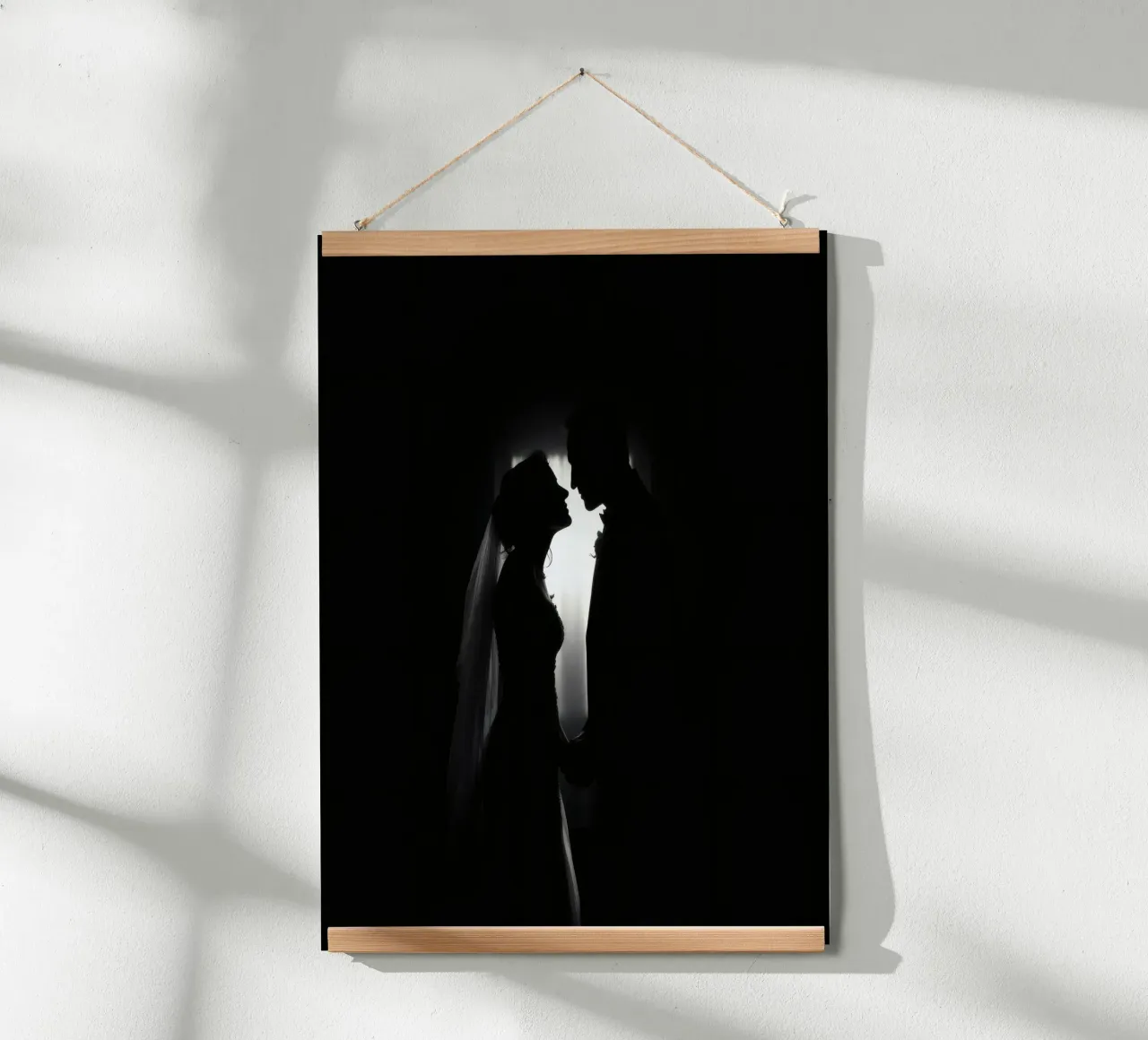 Paar dat een romantisch moment deelt, silhouet, bruiloft hahnemühle van DesignDoodle