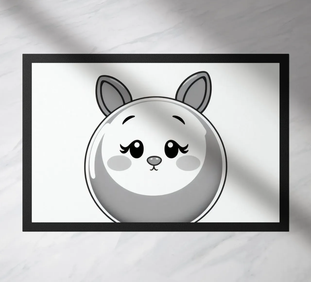 Simpatico personaggio animato rotondo con orecchie e allegro zerbino da DesignDoodle