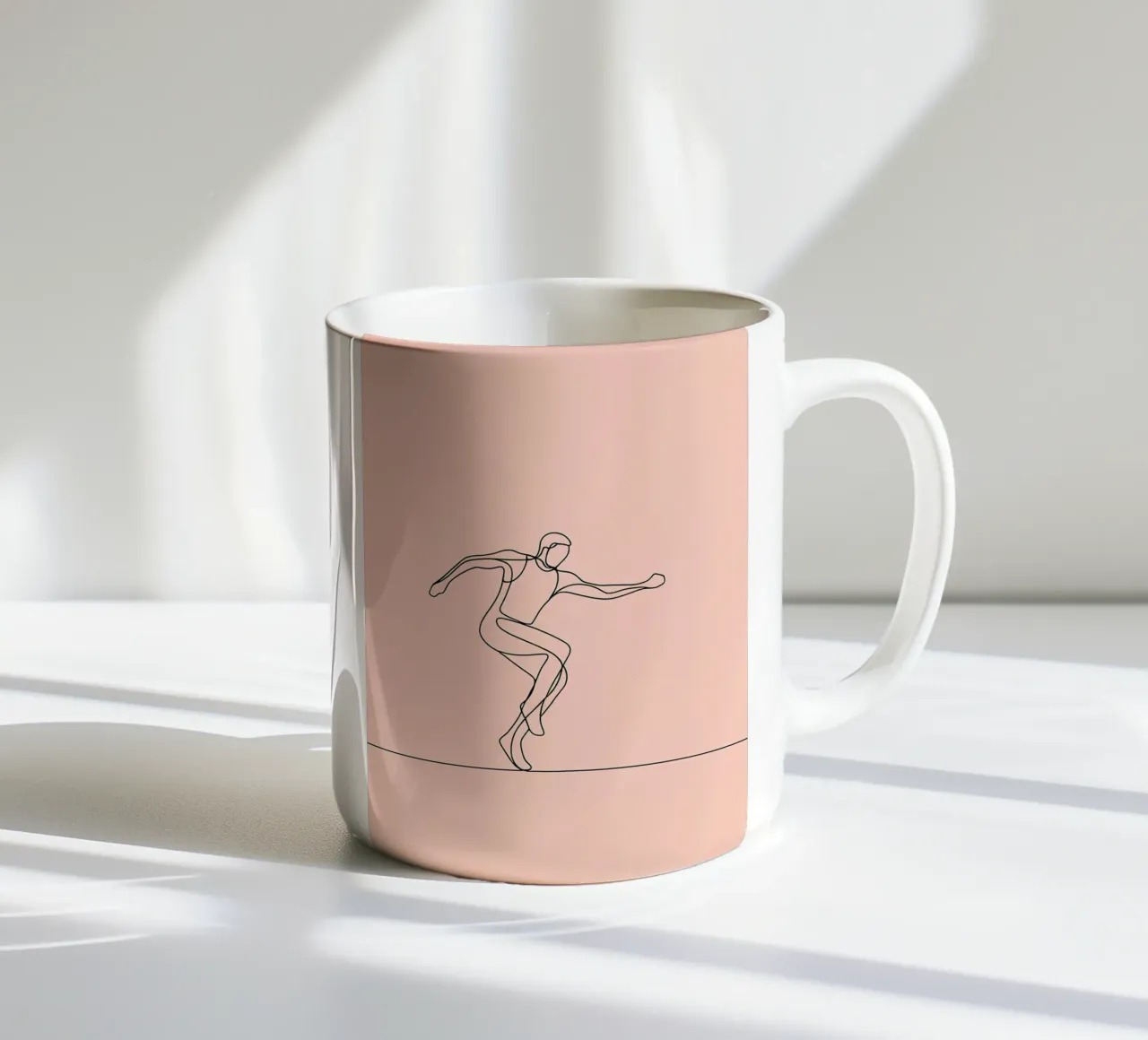 Atleta che si esercita Line Art minimalista tazza in ceramica da Viv Line Art