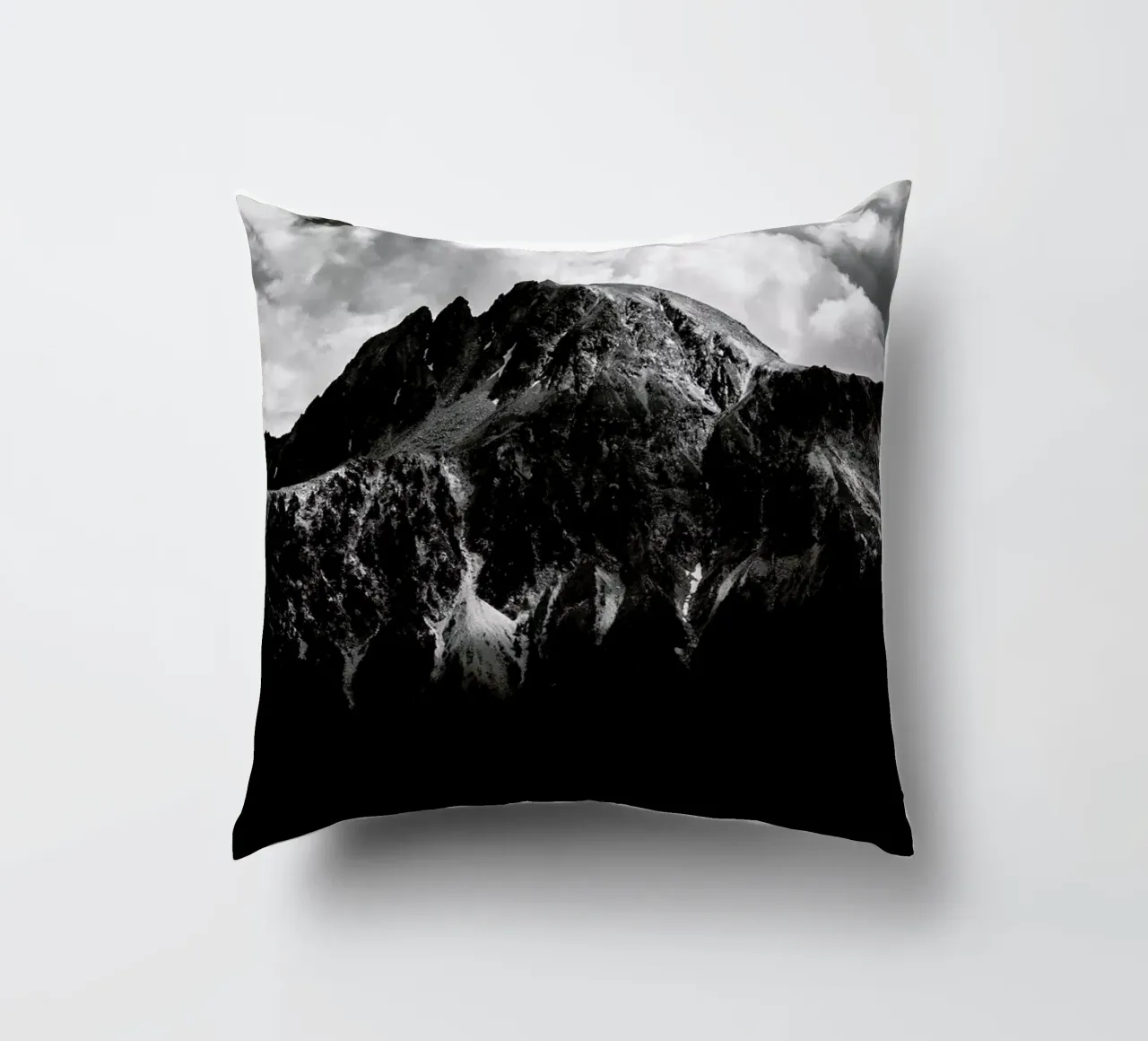 Black Mountains cuscino da Dustin Janko