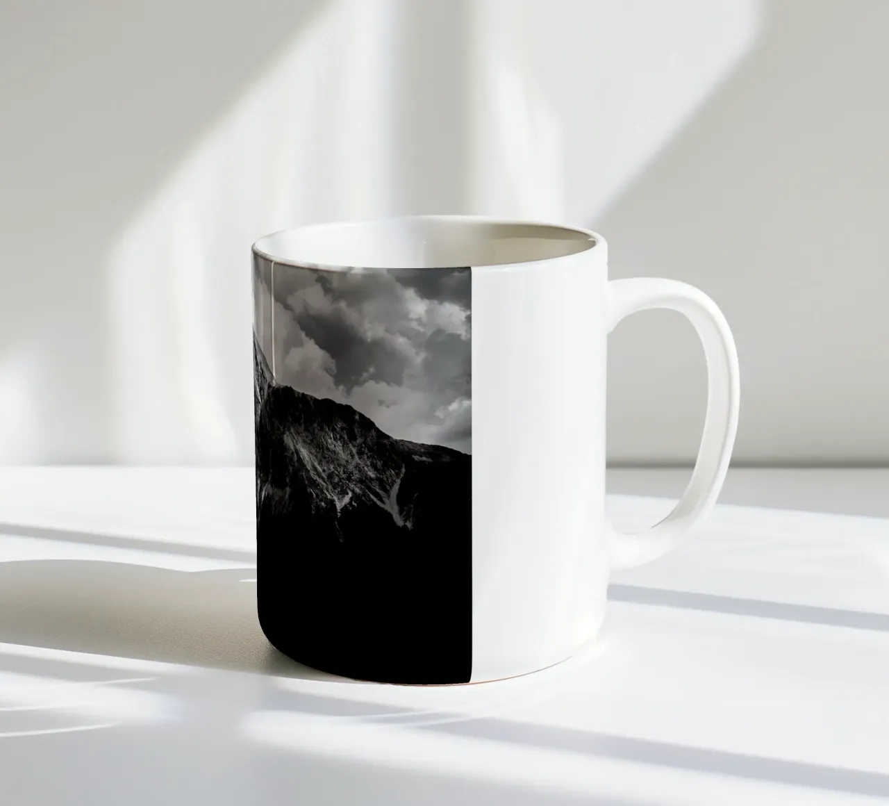 Black Mountains tazza in ceramica da Dustin Janko