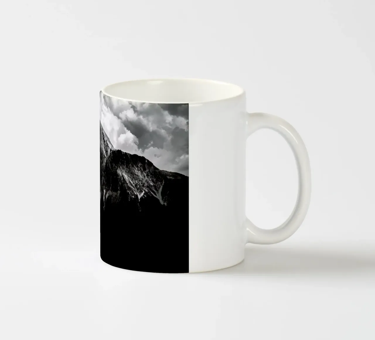 Black Mountains tazza in ceramica da Dustin Janko