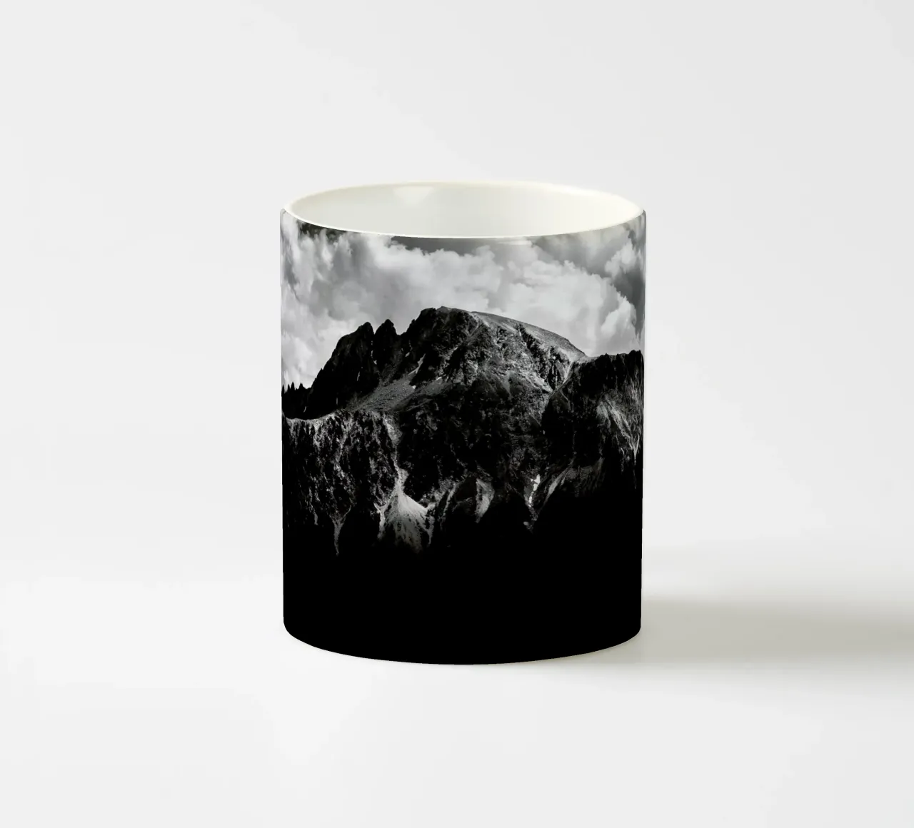 Black Mountains tazza in ceramica da Dustin Janko