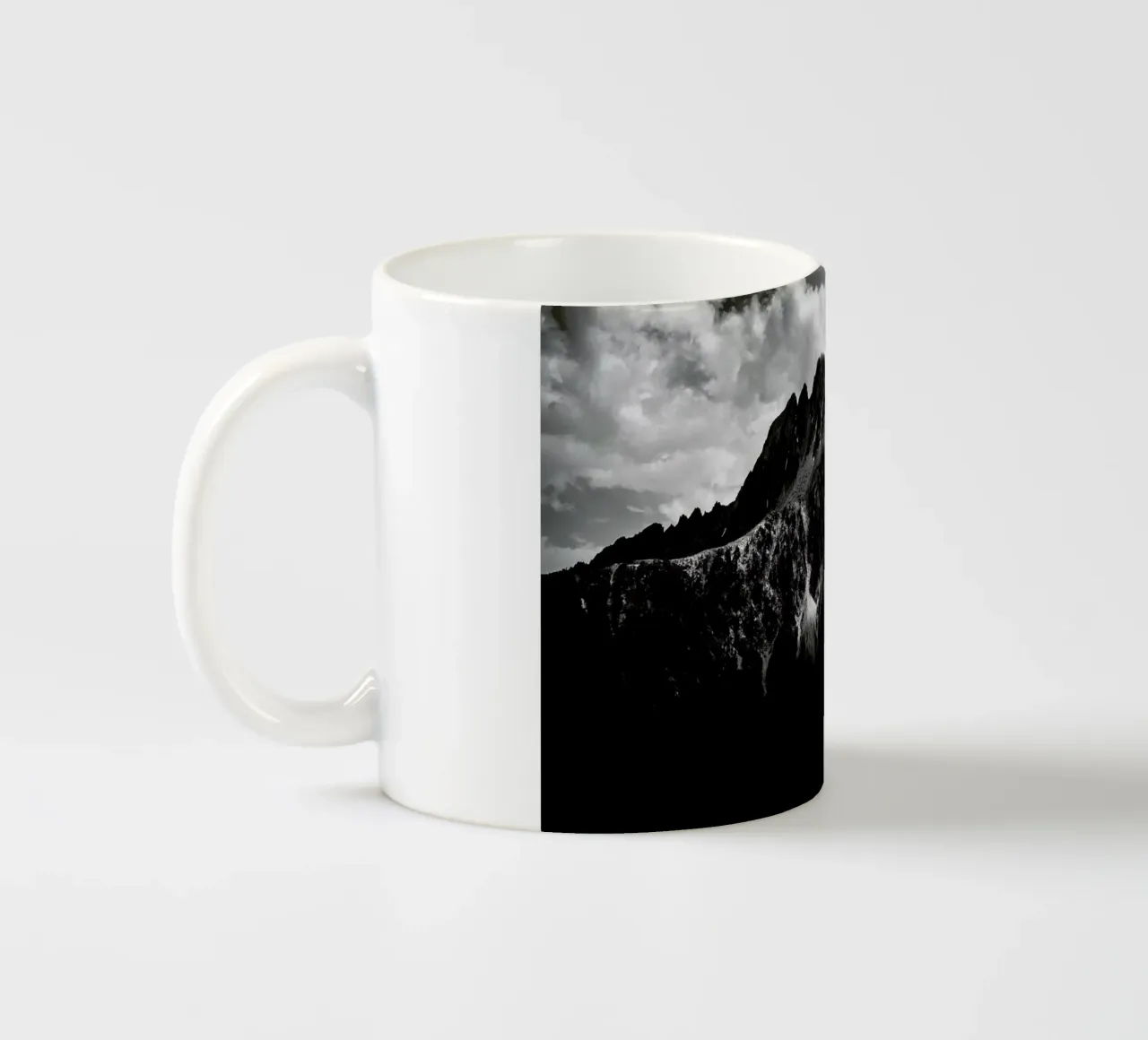 Black Mountains tazza in ceramica da Dustin Janko