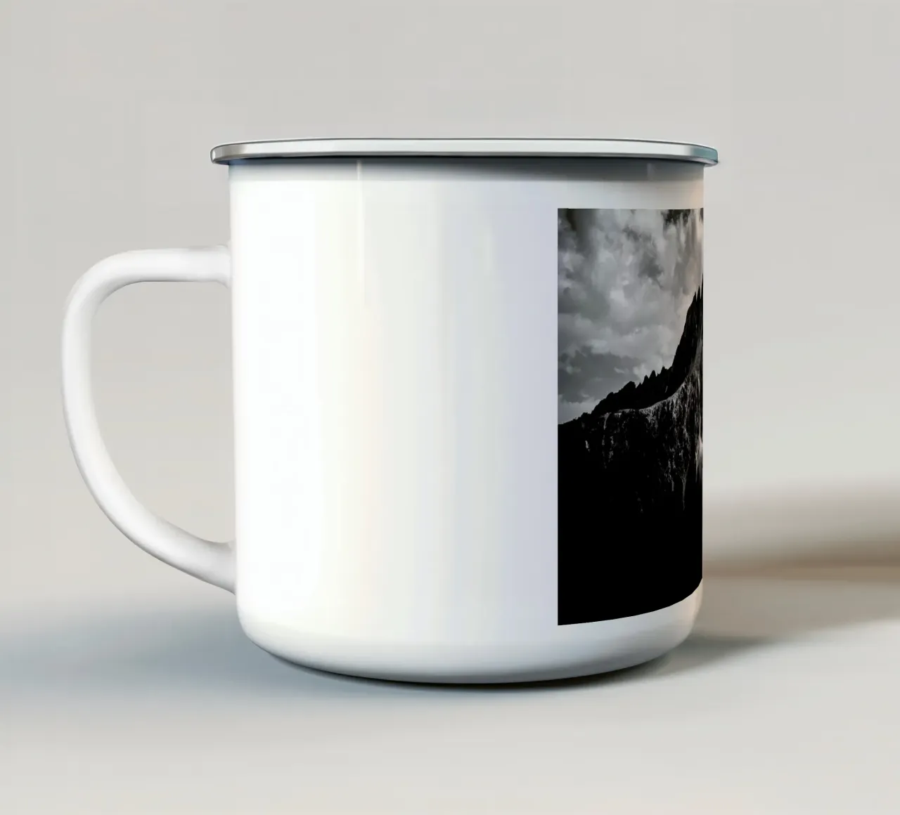 Black Mountains tazza in smalto da Dustin Janko