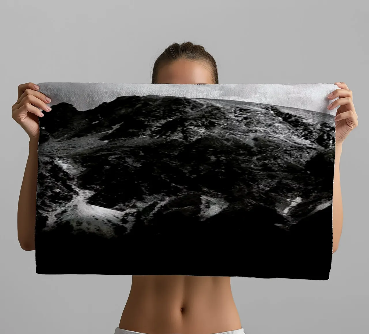 Black Mountains Handtuch von Dustin Janko