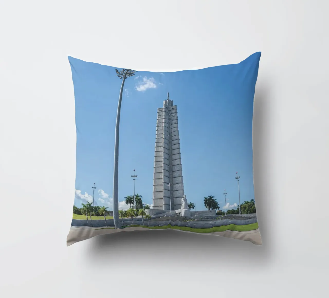 Platz der Revolution, Havanna, Kuba Kissen von Dave Hare Photography