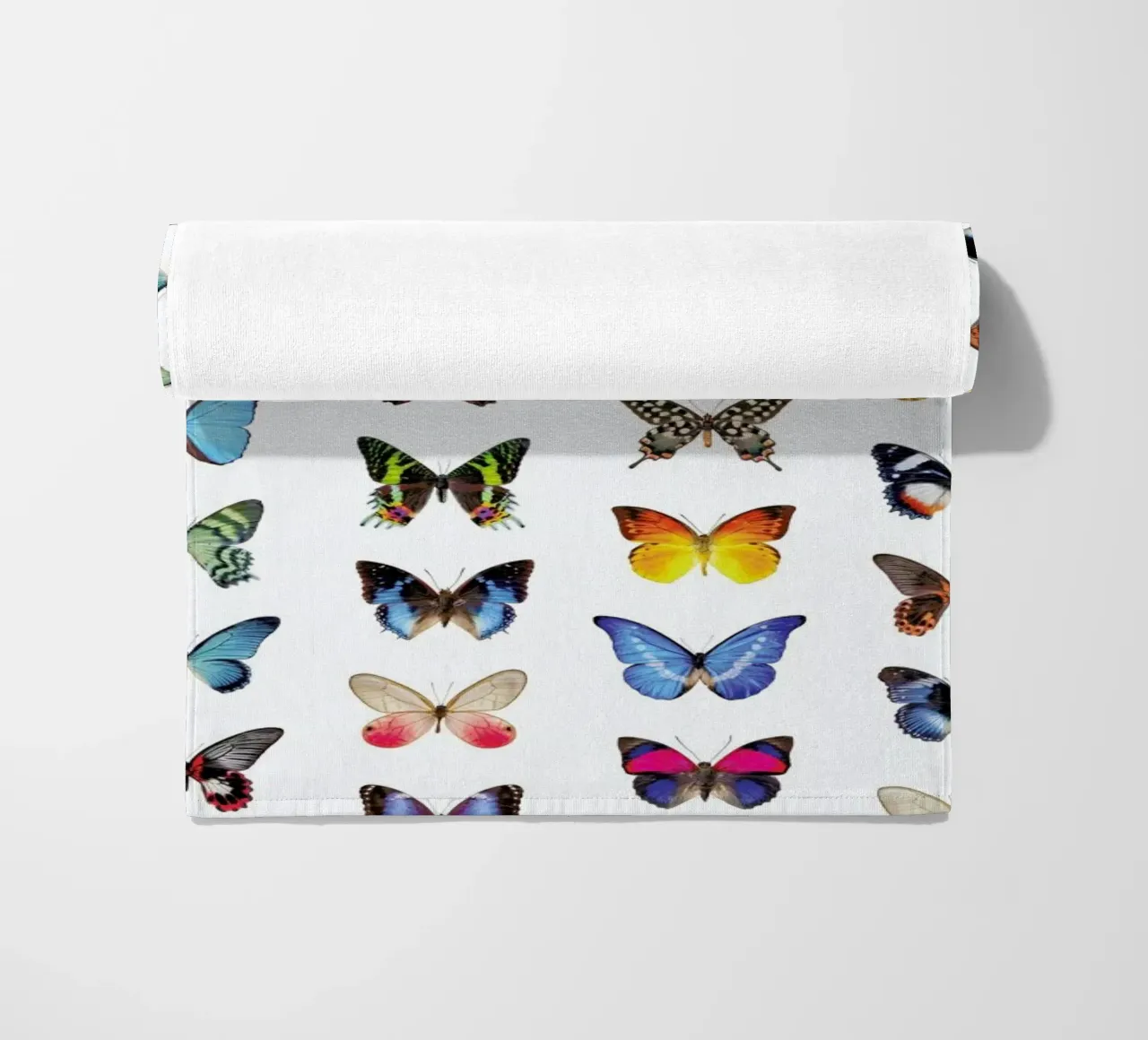 Colourful Butterflies telo mare da Curious Collections by Marielle Leenders