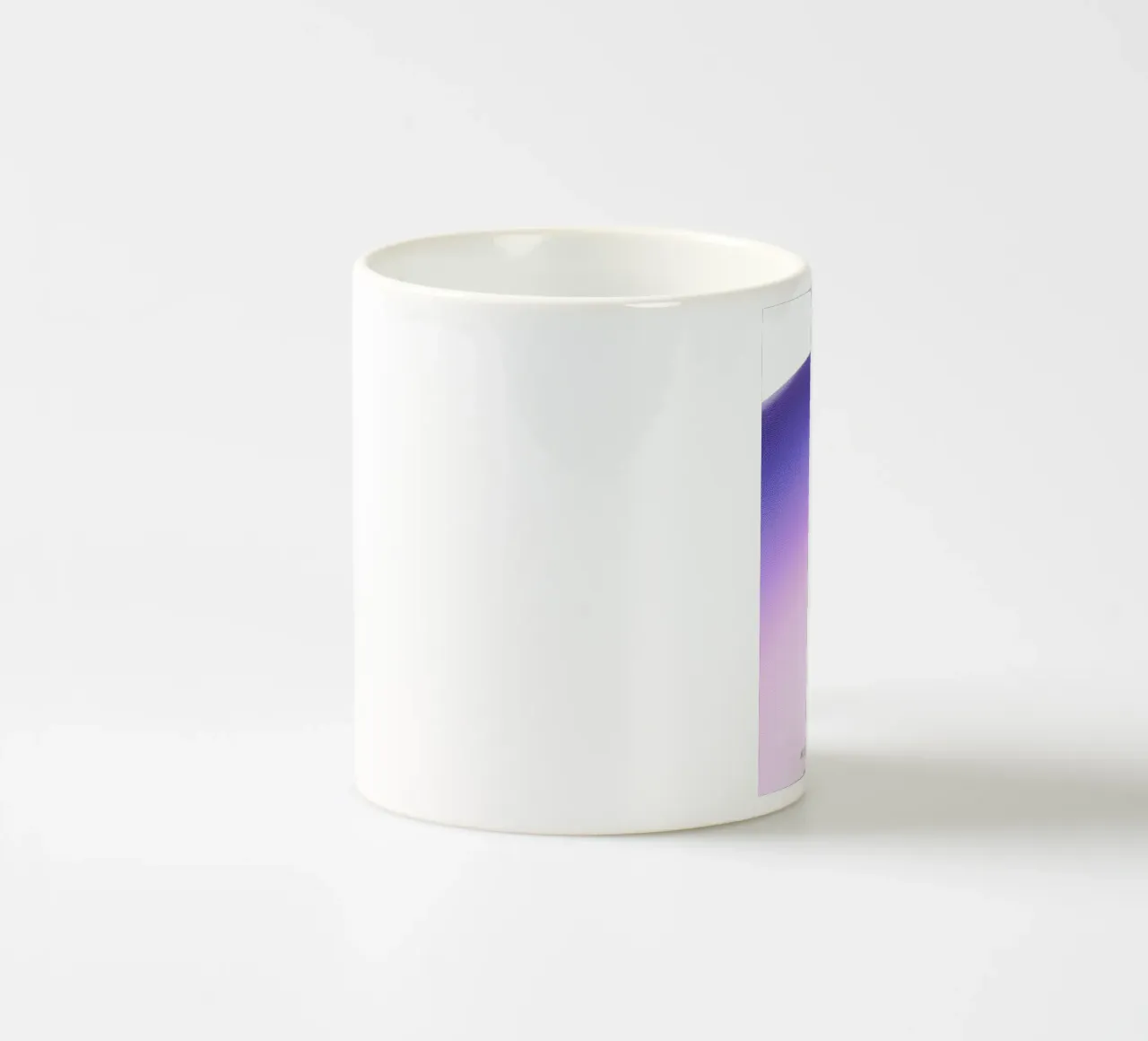 Gradiente viola astratto tazza in ceramica da Peaches Art Prints