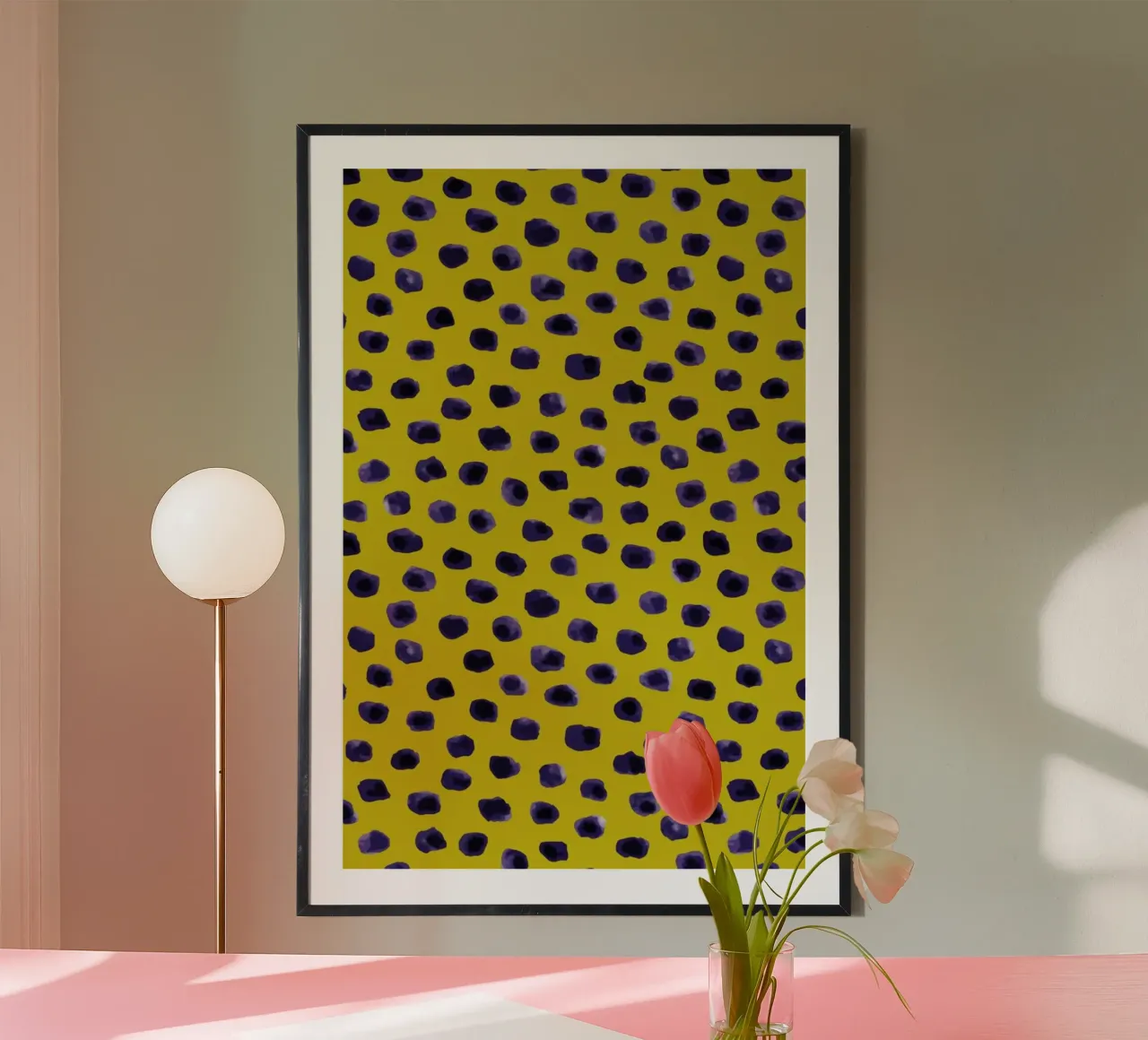 Blueberry Dots poster con telaio in legno da Kind of Style