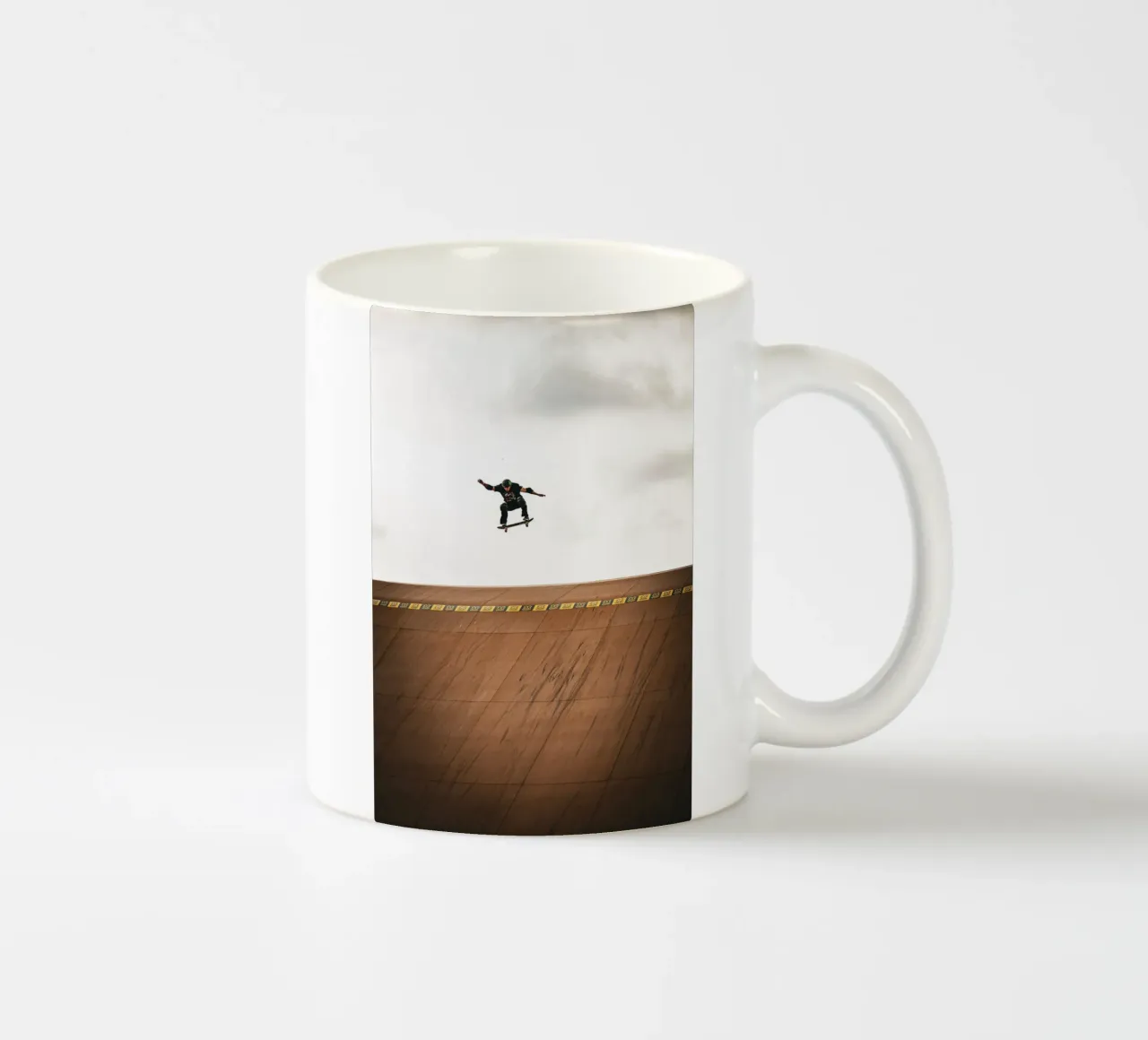 Skaterboarder tazza in ceramica da Flo Klein
