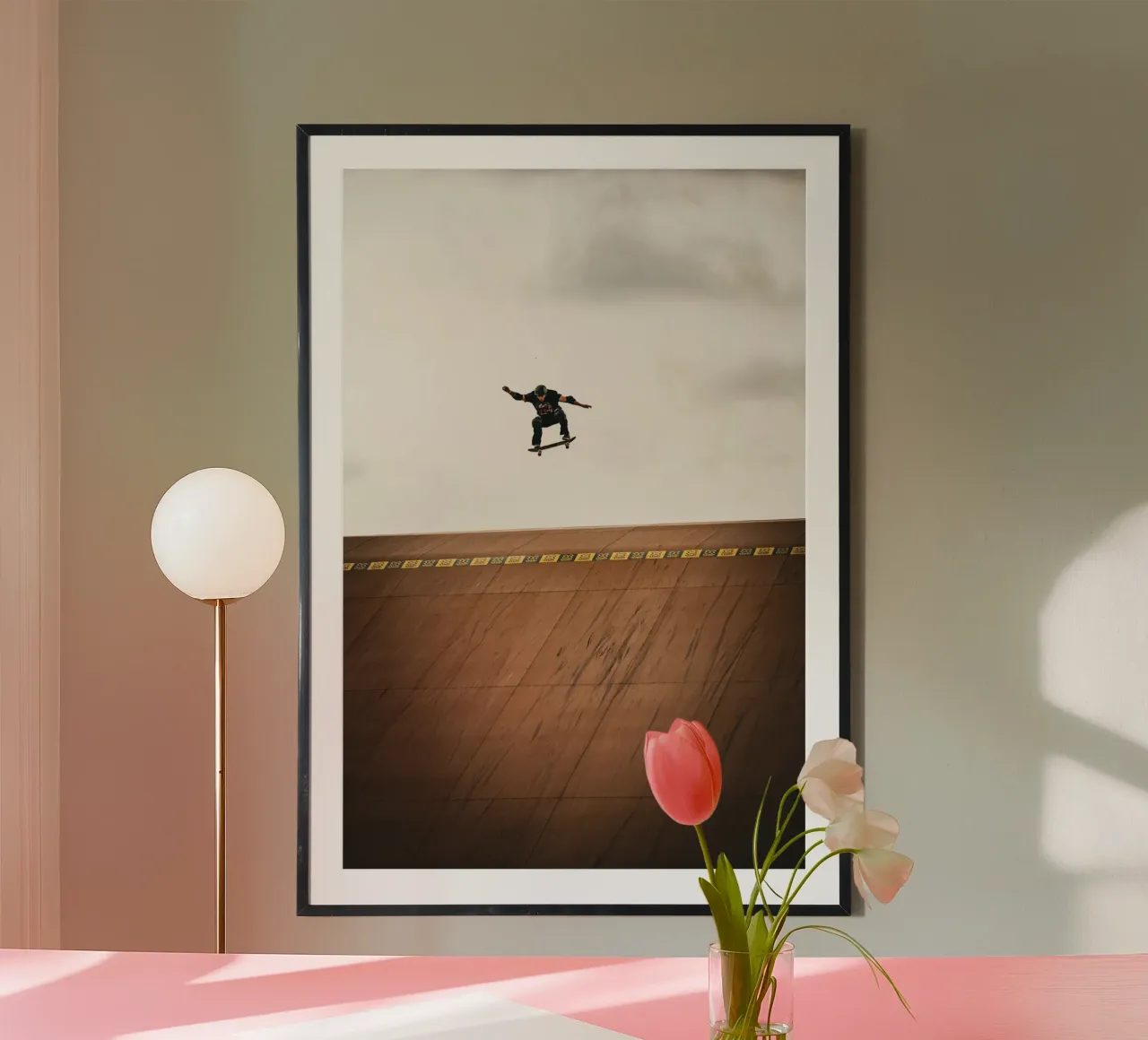 Skaterboarder poster con telaio in plastica da Flo Klein